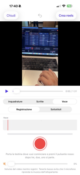 Sala di montaggio, pannello Voce in Registrazione: il pulsante rosso, l'istruzione di portare la testina dove si vuole cominciare e il cursore del volume del video mentre registri.
